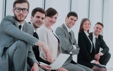 pencere içinde oturan üniversite öğrencilerinin grup lo