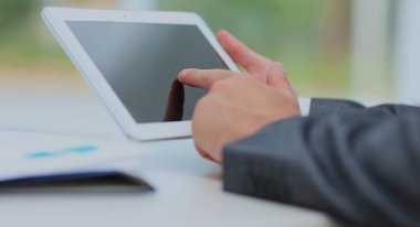 Dijital tablet tutan adam, kapat