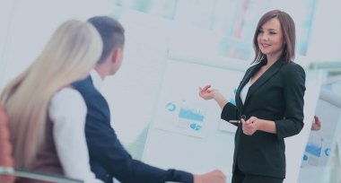 Bir grup önde gelen ofis takım elbiseli başarılı iş kadını