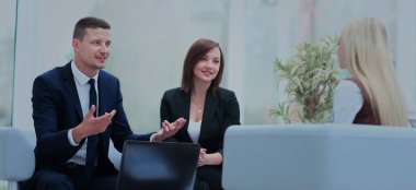 office toplantısında konuşurken mutlu iş adamları