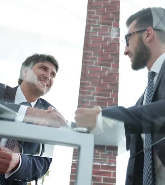 Visa underifrån handslag av affärspartners — Stockfoto