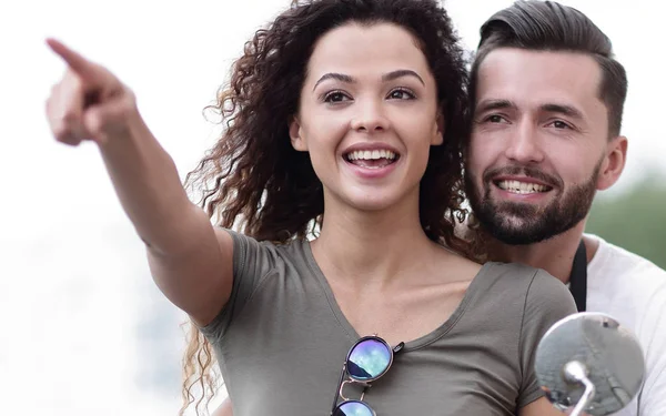 Genç güzel çift sürme motosiklet şehir sokak.