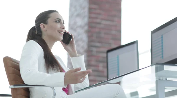 Empleada mujer hablando en el teléfono inteligente — Foto de Stock