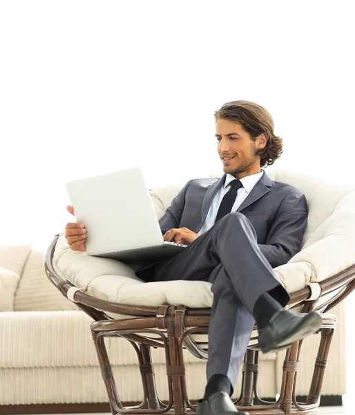 Сучасний бізнесмен з ноутбуком, що сидить у стильному зручному кріслі — стокове фото