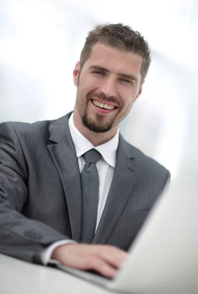 Closeup.businessman die op laptop werkt. — Stockfoto