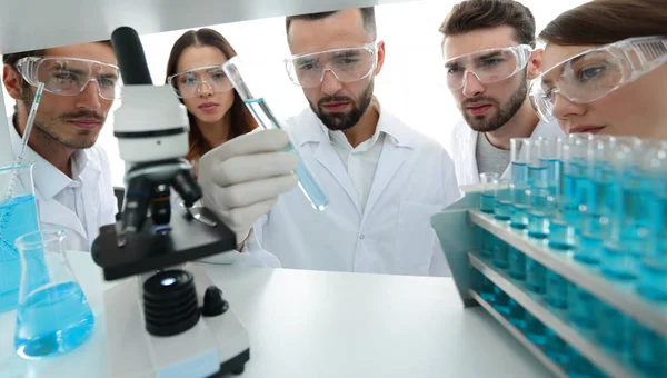 Grupo de farmacéuticos que trabajan en el laboratorio . — Foto de Stock