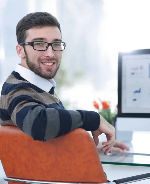 Empresário analisando gráficos financeiros em computador — Fotografia de Stock