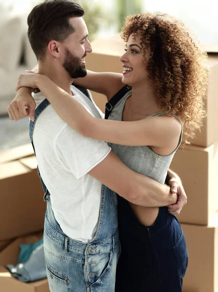 Retrato de um casal quando se muda para uma nova casa — Fotografia de Stock