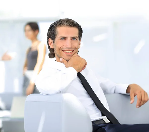 Porträt eines nachdenklichen Geschäftsmannes auf verschwommenem Hintergrund. — Stockfoto