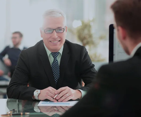 Bilden av två unga affärsmän använder dator vid möte — Stockfoto