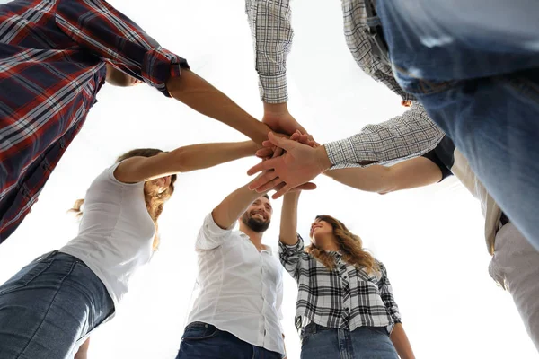 Junge Menschen mit ineinander verschränkten Händen — Stockfoto