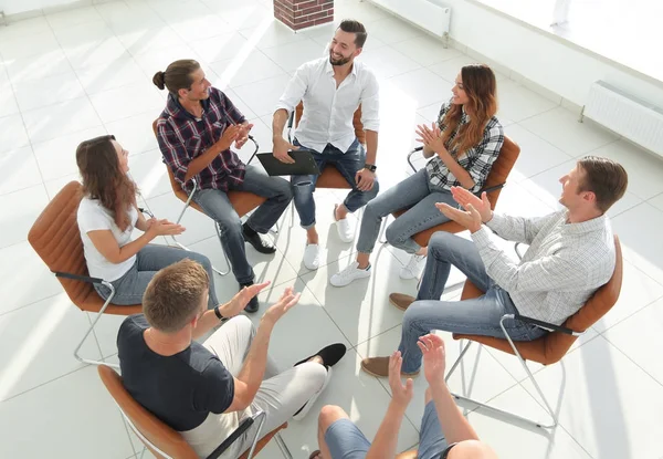 Equipo creativo celebra una reunión en el vestíbulo — Foto de Stock