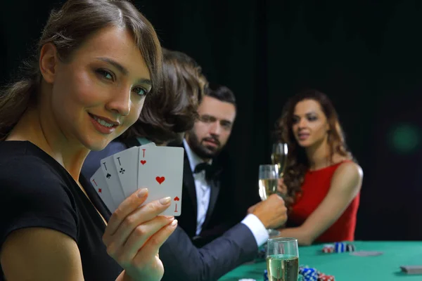 Portrait of the female gambler at the poker table with cards — Stock Photo, Image