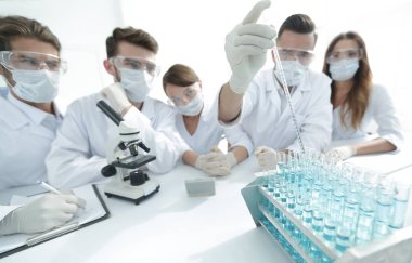 Kimyasal laboratuvar çalışması sırasında bilim adamları