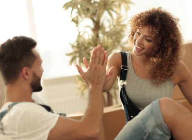 Birbirimizi beş yeni bir ev ile veren genç Çift