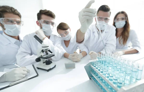 Forskare vid kemiska laboratorium under arbete — Stockfoto