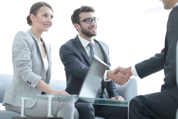 Obchodní partneři po projednání smlouvy handshake — Stock fotografie