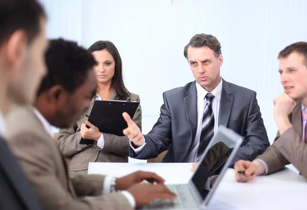 Empresário realiza reunião de trabalho com funcionários — Fotografia de Stock