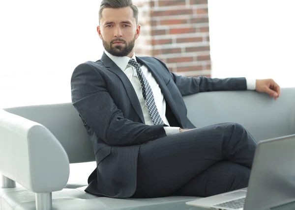 一个成功的商人，坐在办公楼大厅的肖像. — 图库照片