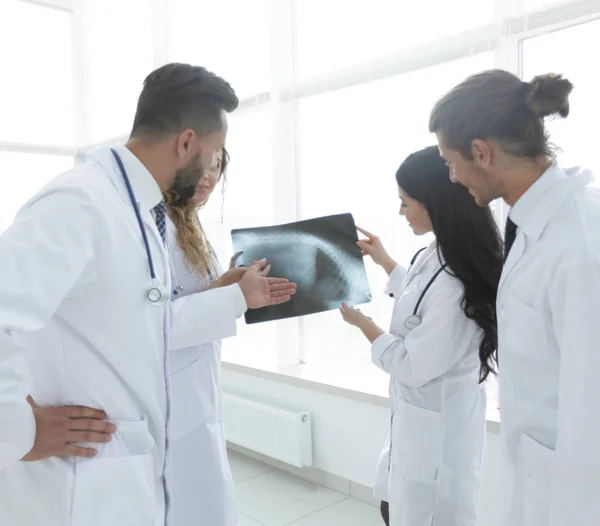 Groep van artsen bespreken een röntgenfoto. — Stockfoto