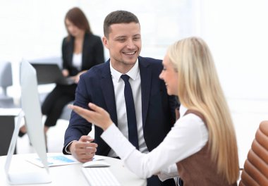 İş yerinde bir meslektaşı ile konuşurken Yöneticisi