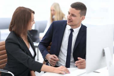 deneyimli çalışanları iş sorunlarını tartışıyor .