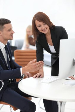 çalışanların ofiste iş sorunları tartışıyor