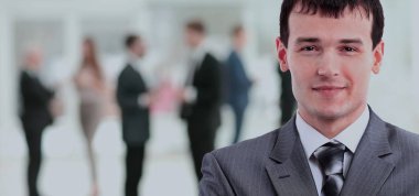 ofisinde memnuniyeti ile kameraya bakarak mutlu olgun iş adamı