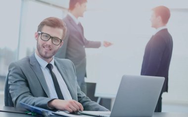 Ofis toplantısında geçmişi olan yakışıklı bir iş adamının portresi.