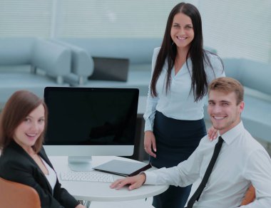 Kamera ofiste bakarak iş arkadaşları