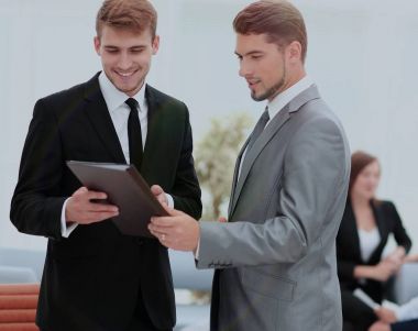 Resmi belgeler ve fikirler bana tartışırken iş ortakları