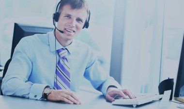kulaklık kullanarak callcenter çalışma mutlu genç adam