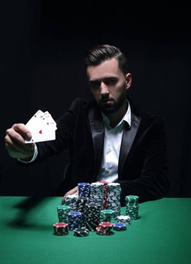 Kazanan ve elinde as tutan mutlu poker oyuncusu