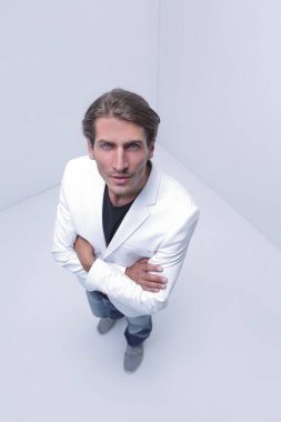 Kendine güvenen genç adam kameraya bakan