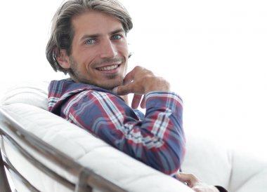 portre. adam büyük bir rahat sandalyede oturuyor dinleniyor.