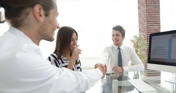 Händedruck von Geschäftspartnern — Stockfoto