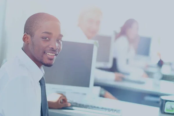 Retrato de um empreendedor afro-americano feliz exibindo laptop no escritório — Fotografia de Stock