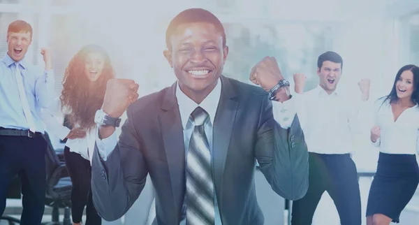 Equipe de negócios celebrando um triunfo com os braços para cima — Fotografia de Stock