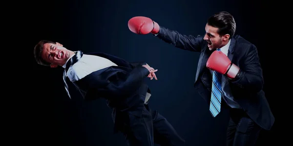 Concepto de negocio. competencia en el negocio de dos jóvenes empresarios — Foto de Stock