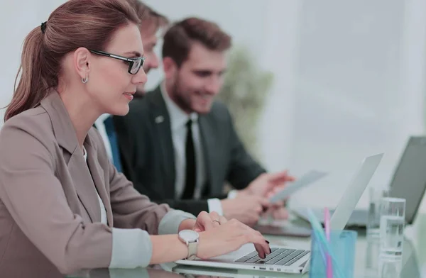 Geschäftsleute am Tisch im modernen Büro — Stockfoto