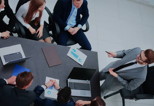 Mensen uit het bedrijfsleven met bestuursvergadering in moderne kantoor — Stockfoto
