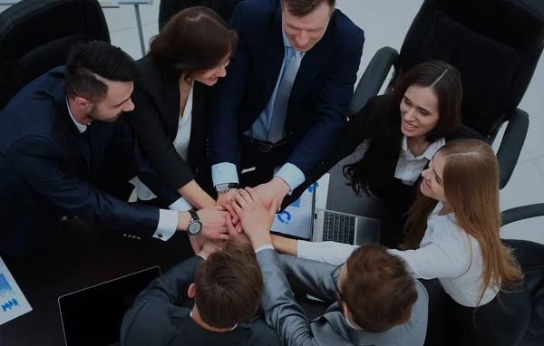 Wirtschaftsteam zeigt Einigkeit mit den Händen — Stockfoto