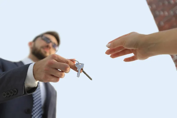 Image recadrée d'un agent immobilier donnant des clés de maison à un homme au bureau — Photo