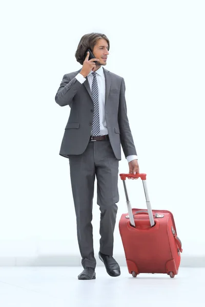 Exitoso hombre de negocios con equipaje hablando por teléfono . — Foto de Stock