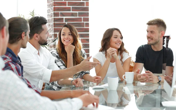 Los trabajadores creativos diseñan juntos en el Studio . — Foto de Stock