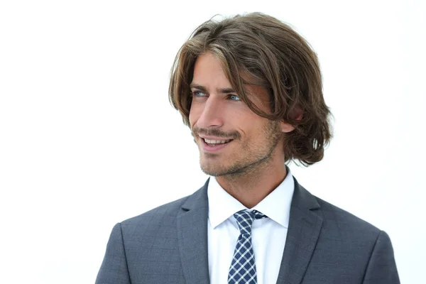 Bello uomo in abiti alla moda sta guardando lontano e sorridente — Foto Stock