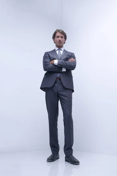 Homem de negócios sério em pé em uma sala em branco . — Fotografia de Stock