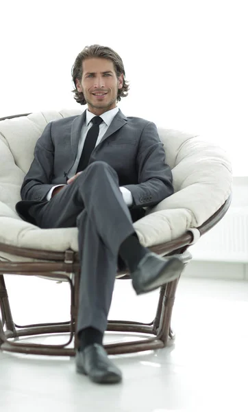 Vertrouwen zakenman zitten in een grote comfortabele stoel. — Stockfoto