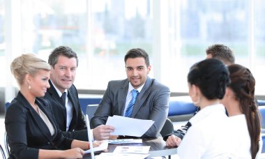 iş ortakları ve iş takım ofiste iş sorunları tartışıyor