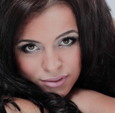 Beyaz arka planda güzel bir kadın modelin portresi